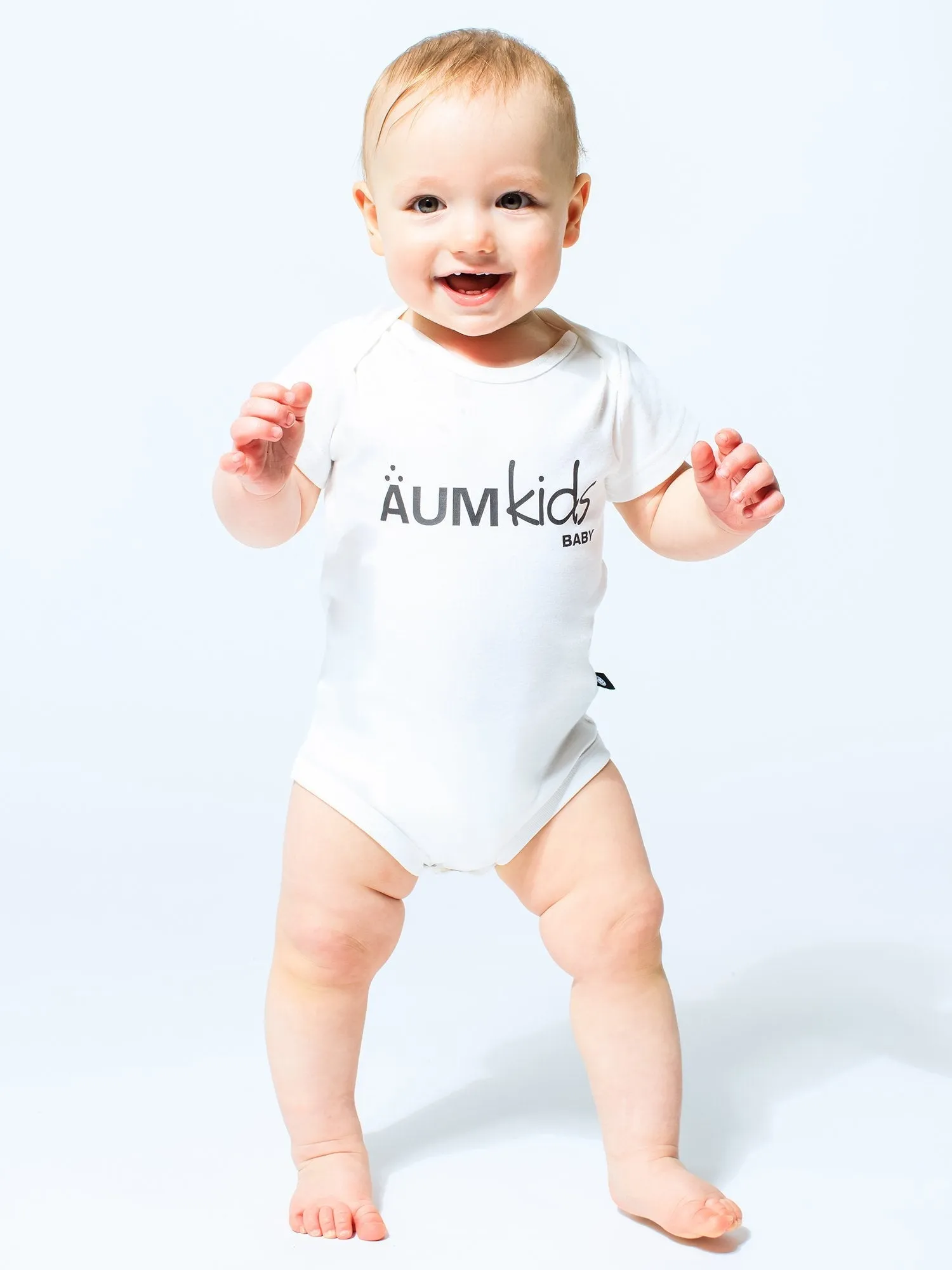 AUMkids HAPPY BABY SHORT SLEEVE ONESIE   BIB SET, WHITE
