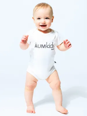 AUMkids HAPPY BABY SHORT SLEEVE ONESIE   BIB SET, WHITE