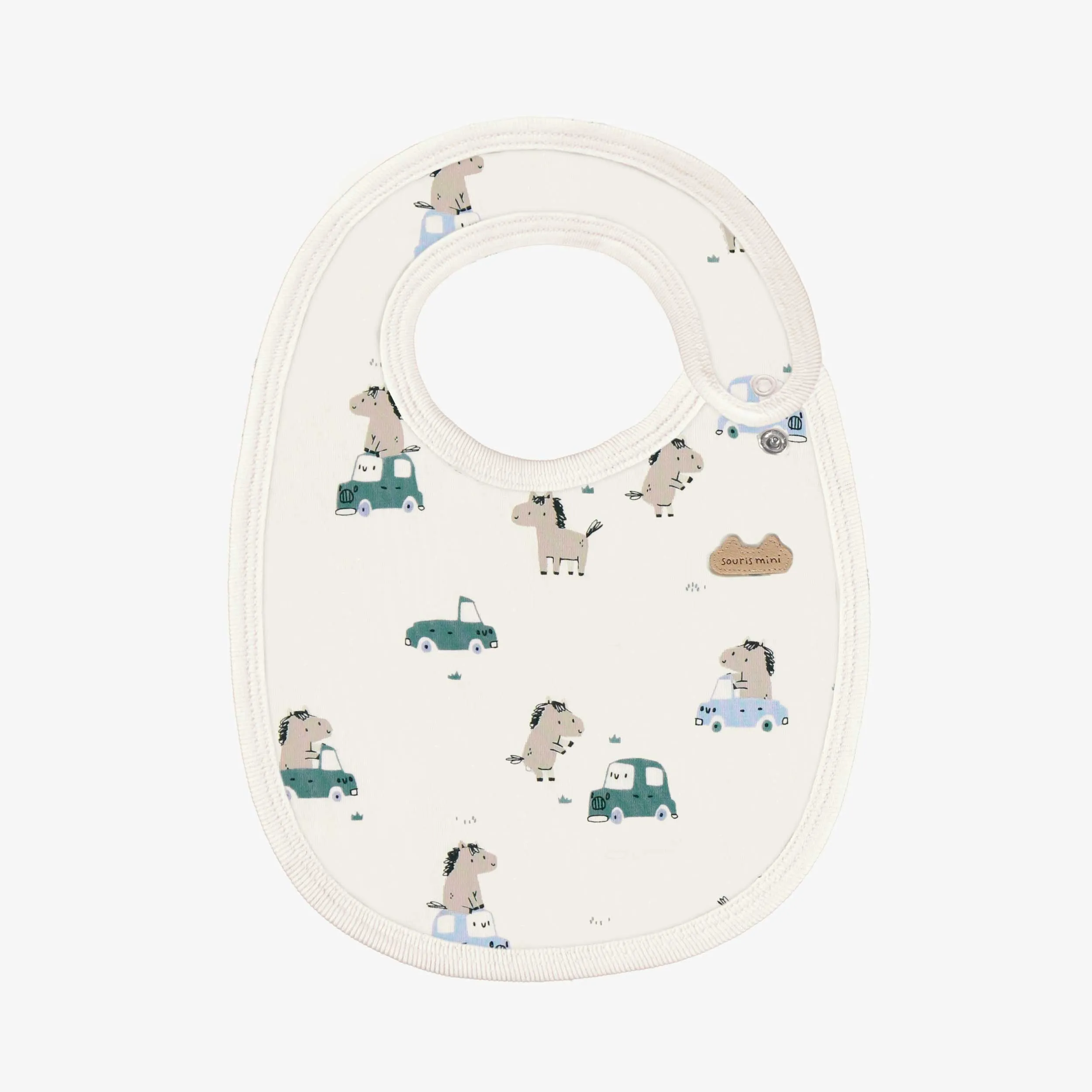 Bavoir crème à motifs de chevaux et voitures, naissance  || Cream bib with horse and car all over print, newborn