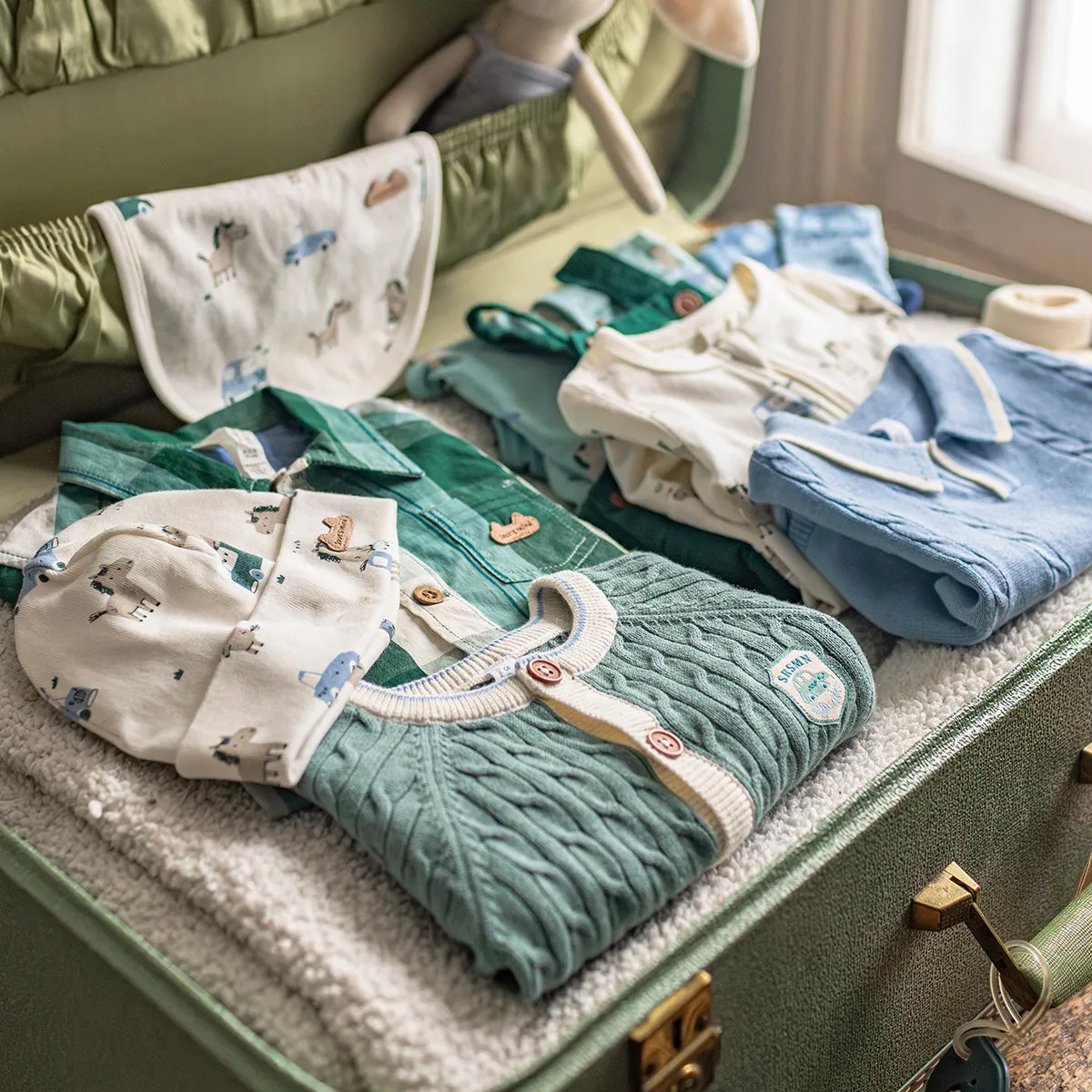 Bavoir crème à motifs de chevaux et voitures, naissance  || Cream bib with horse and car all over print, newborn