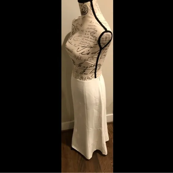 Bloomingdale’s women’s white mermaid flare skirt