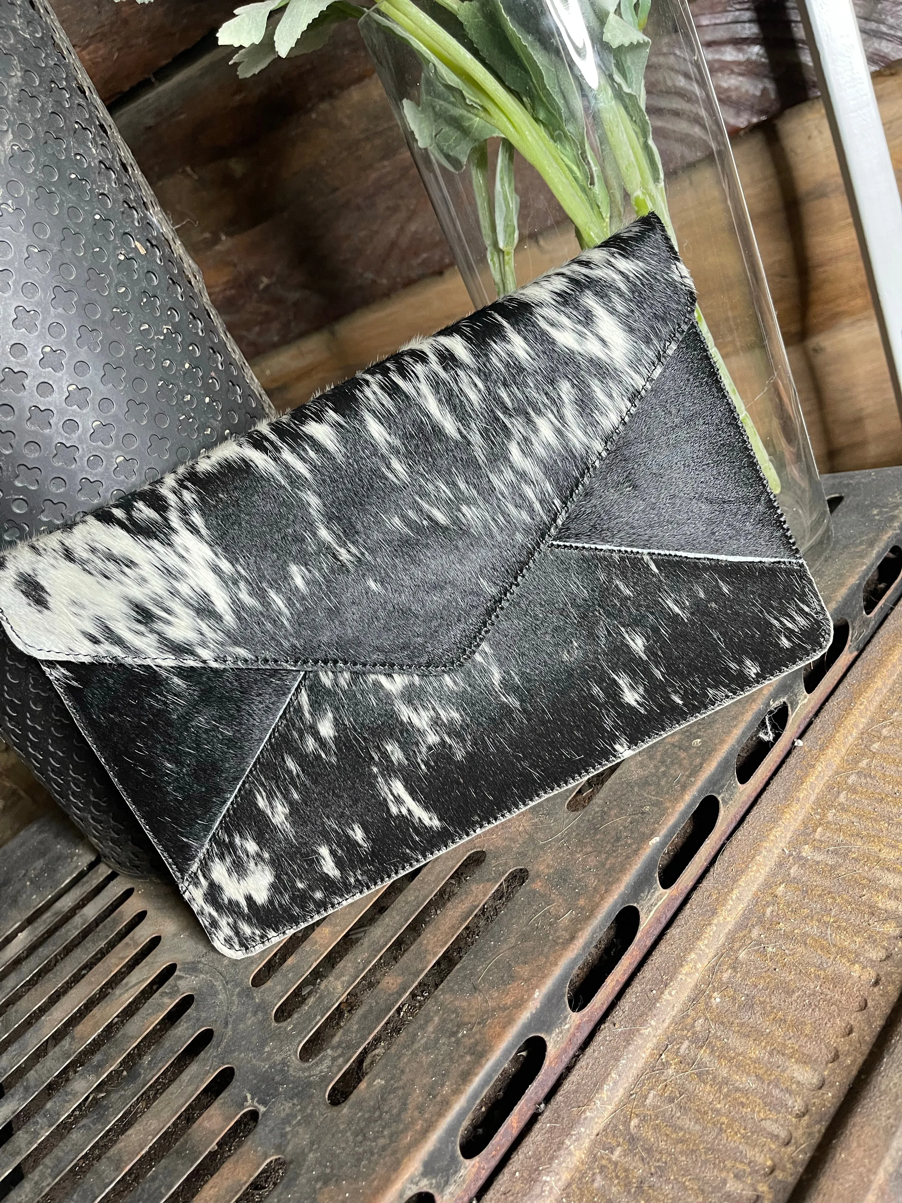 DE345BLK HIDE ENVELOPE CLUTCH