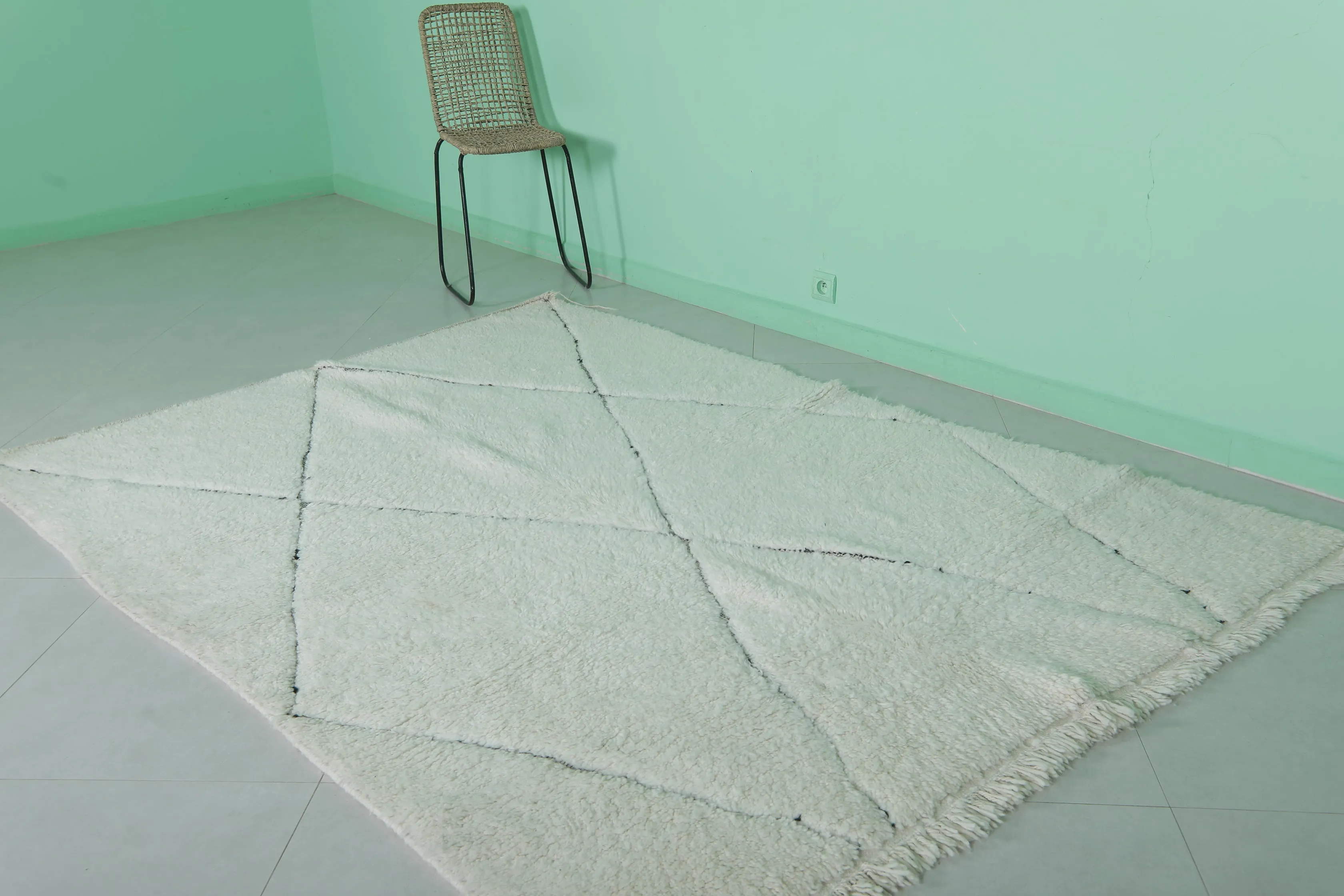 Diamond Moroccan Rug 5.5 x 7.7 ft - Handwoven Wool in Ivory