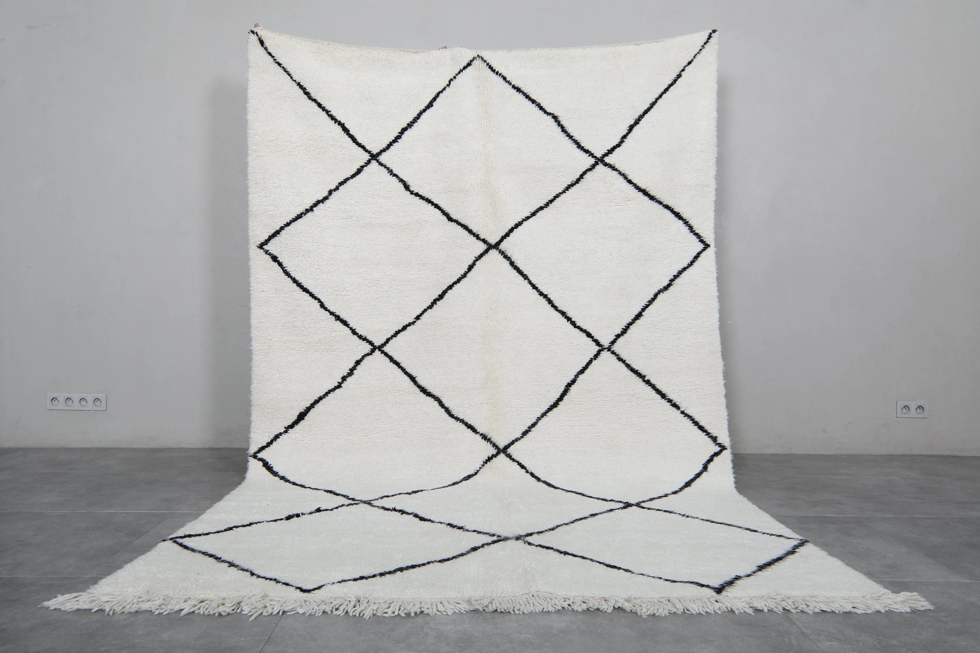 Diamond Moroccan Wool Rug - 6.4 x 9.8 Feet | Classic Black & Ivory Design