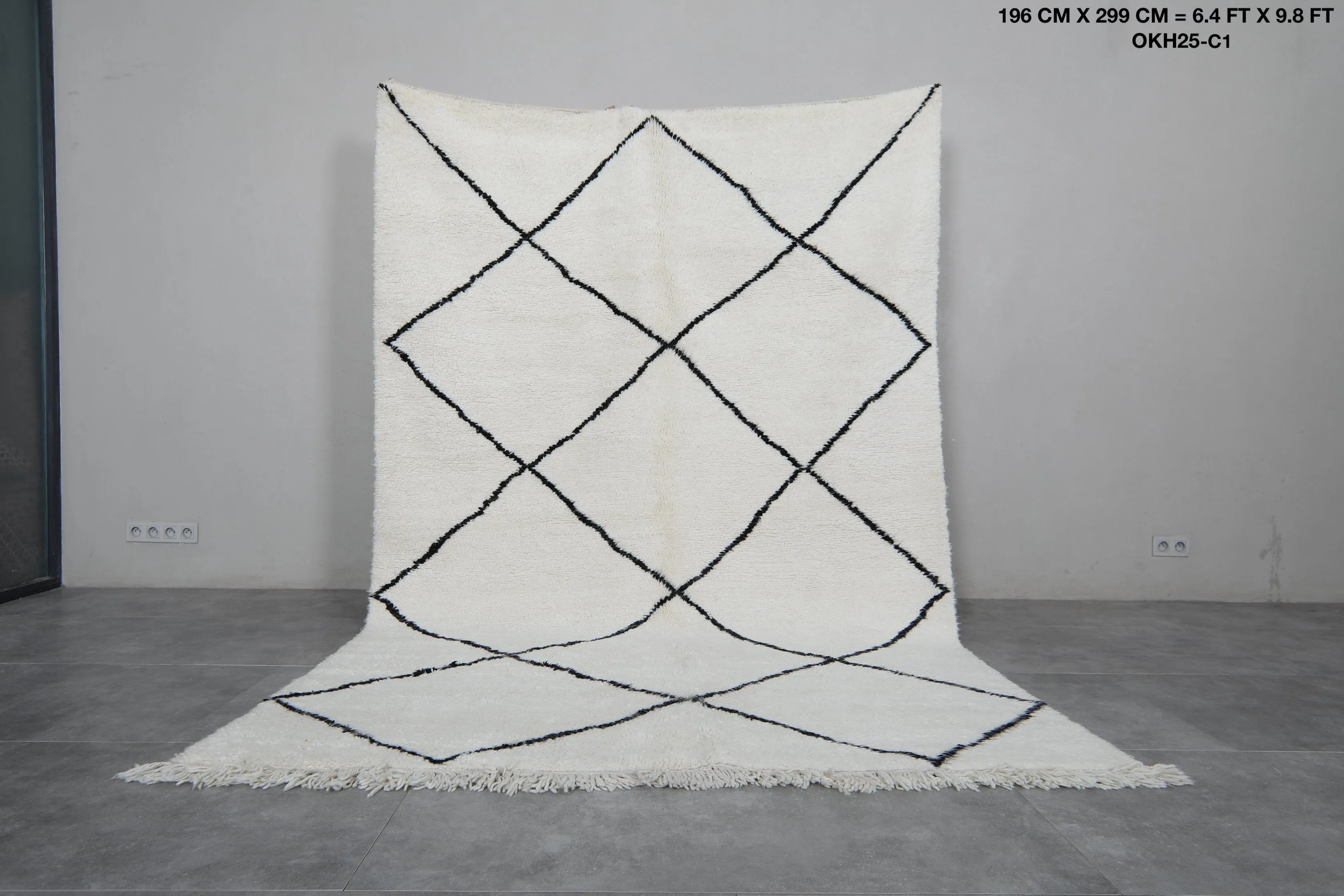 Diamond Moroccan Wool Rug - 6.4 x 9.8 Feet | Classic Black & Ivory Design