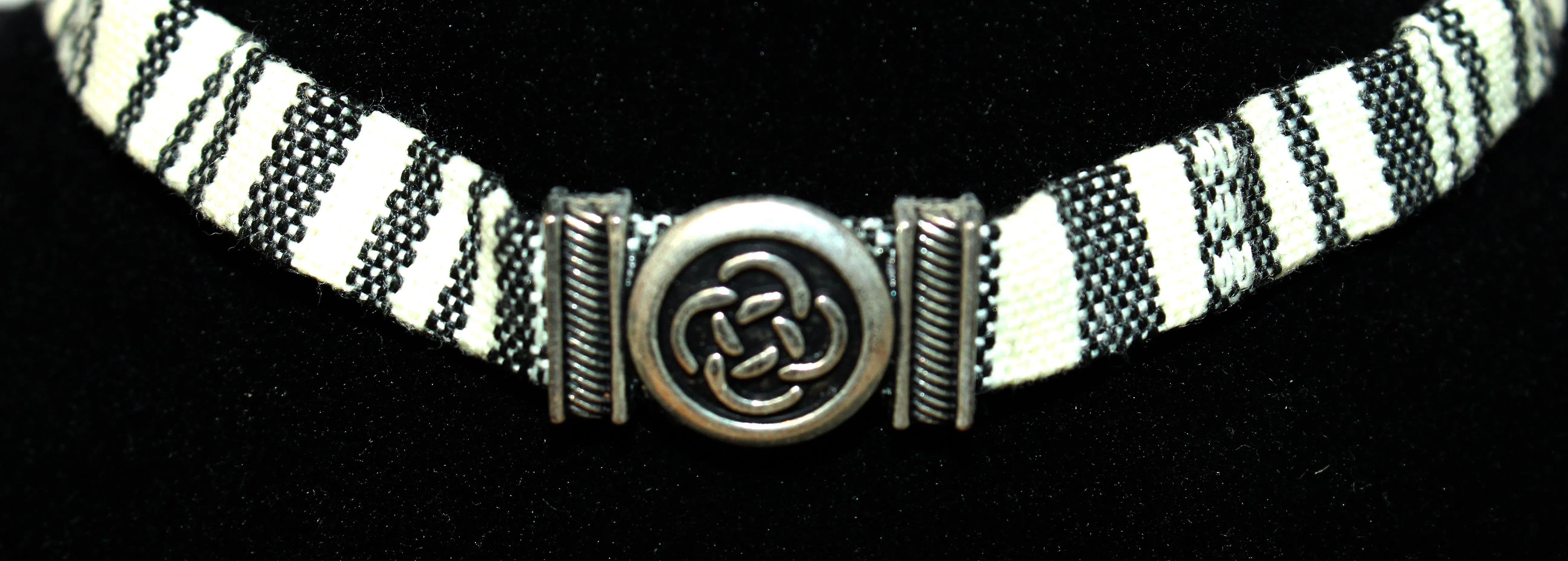 Gray and Cream Rundhet Choker