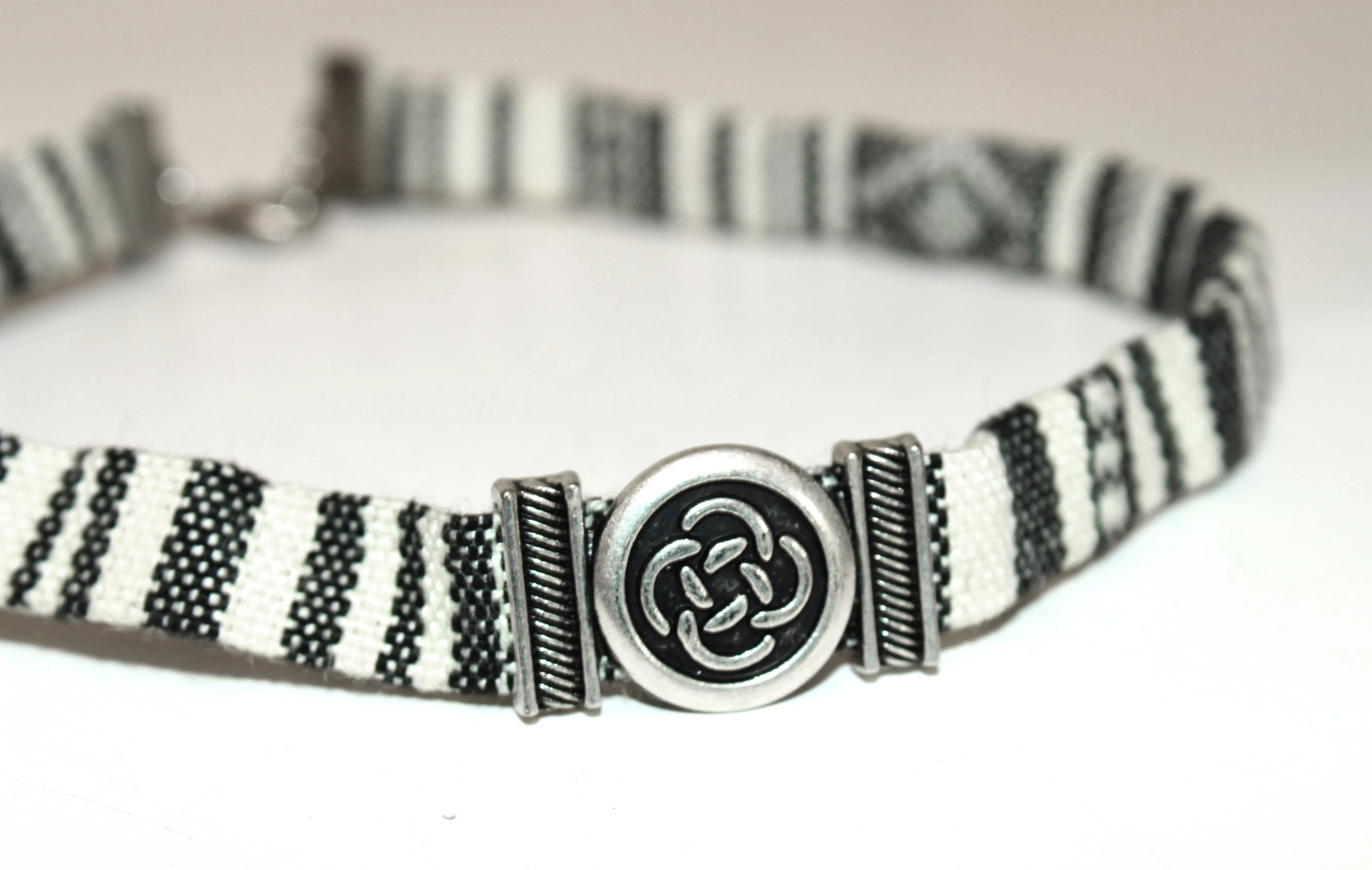 Gray and Cream Rundhet Choker