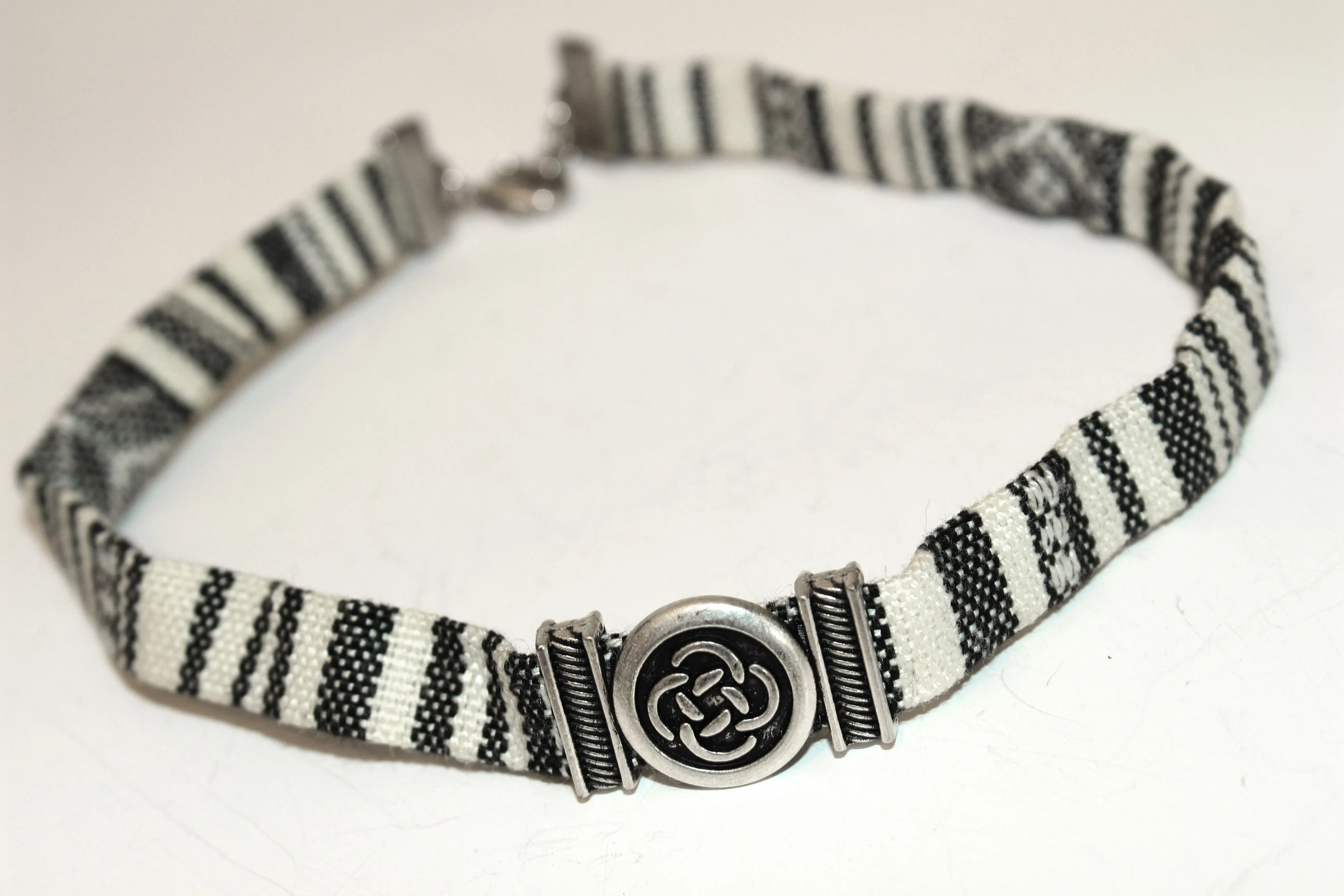 Gray and Cream Rundhet Choker