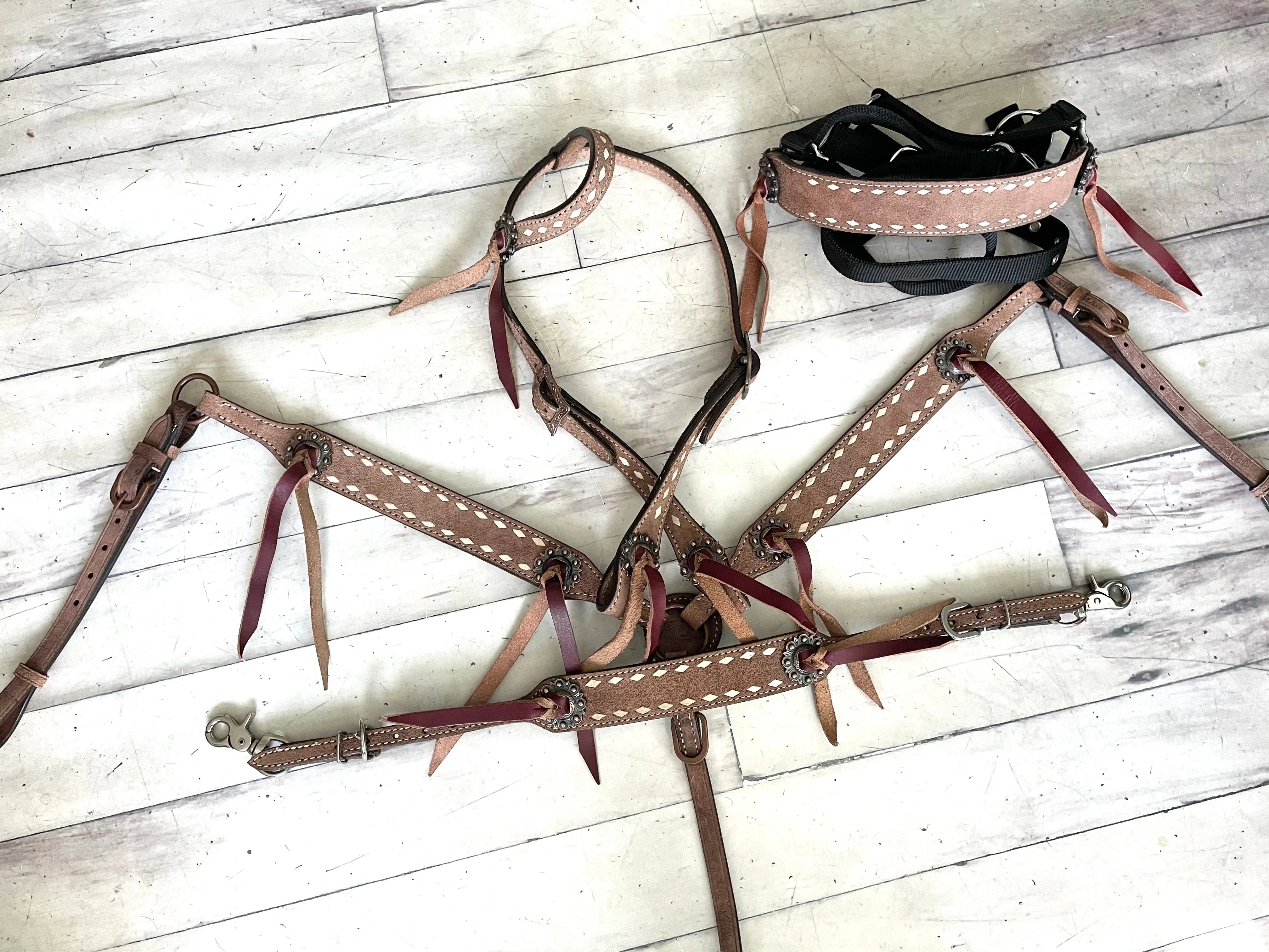 Light Roughout White Buckstitch Leather Tassel Tack Set
