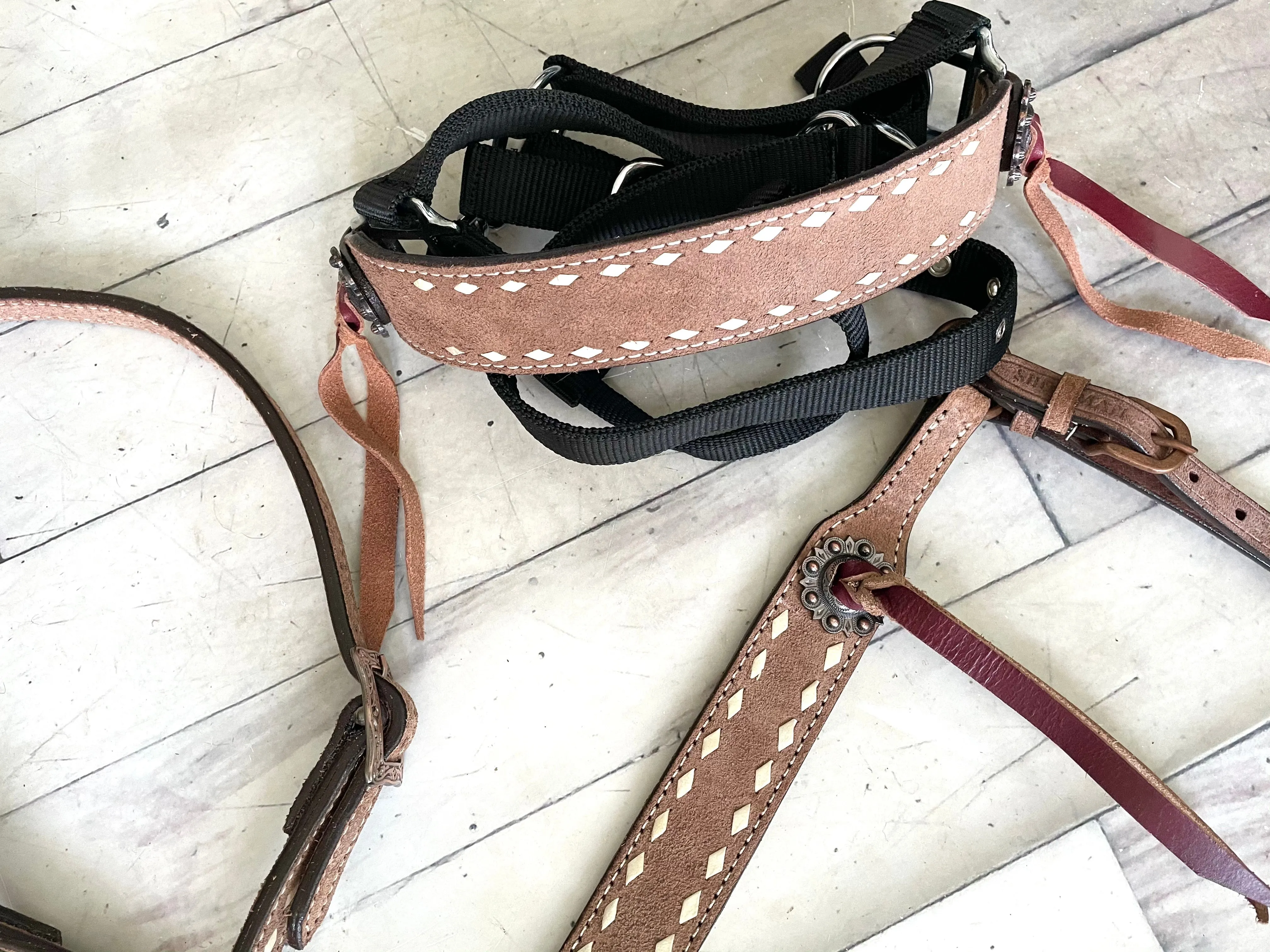 Light Roughout White Buckstitch Leather Tassel Tack Set