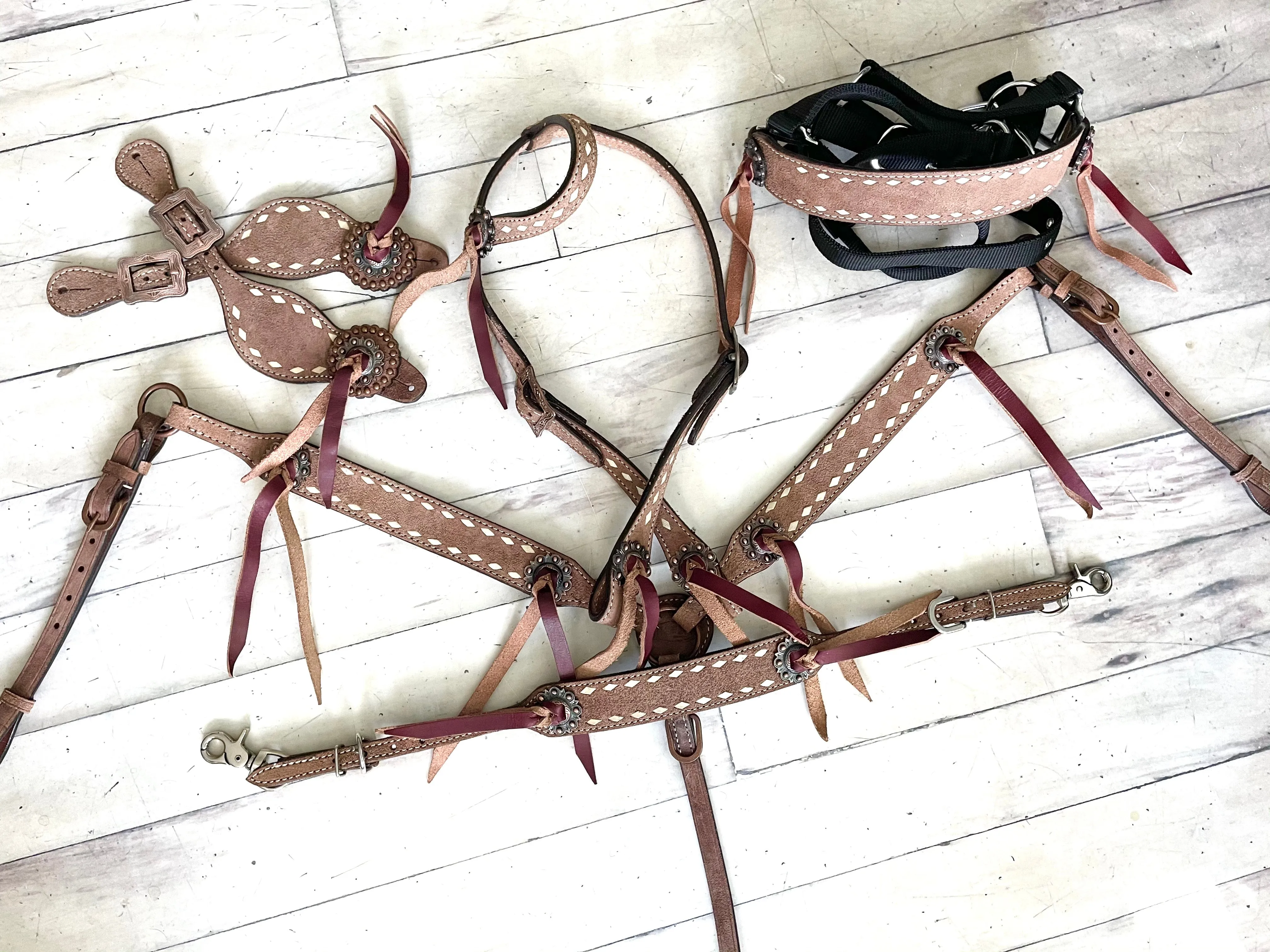 Light Roughout White Buckstitch Leather Tassel Tack Set