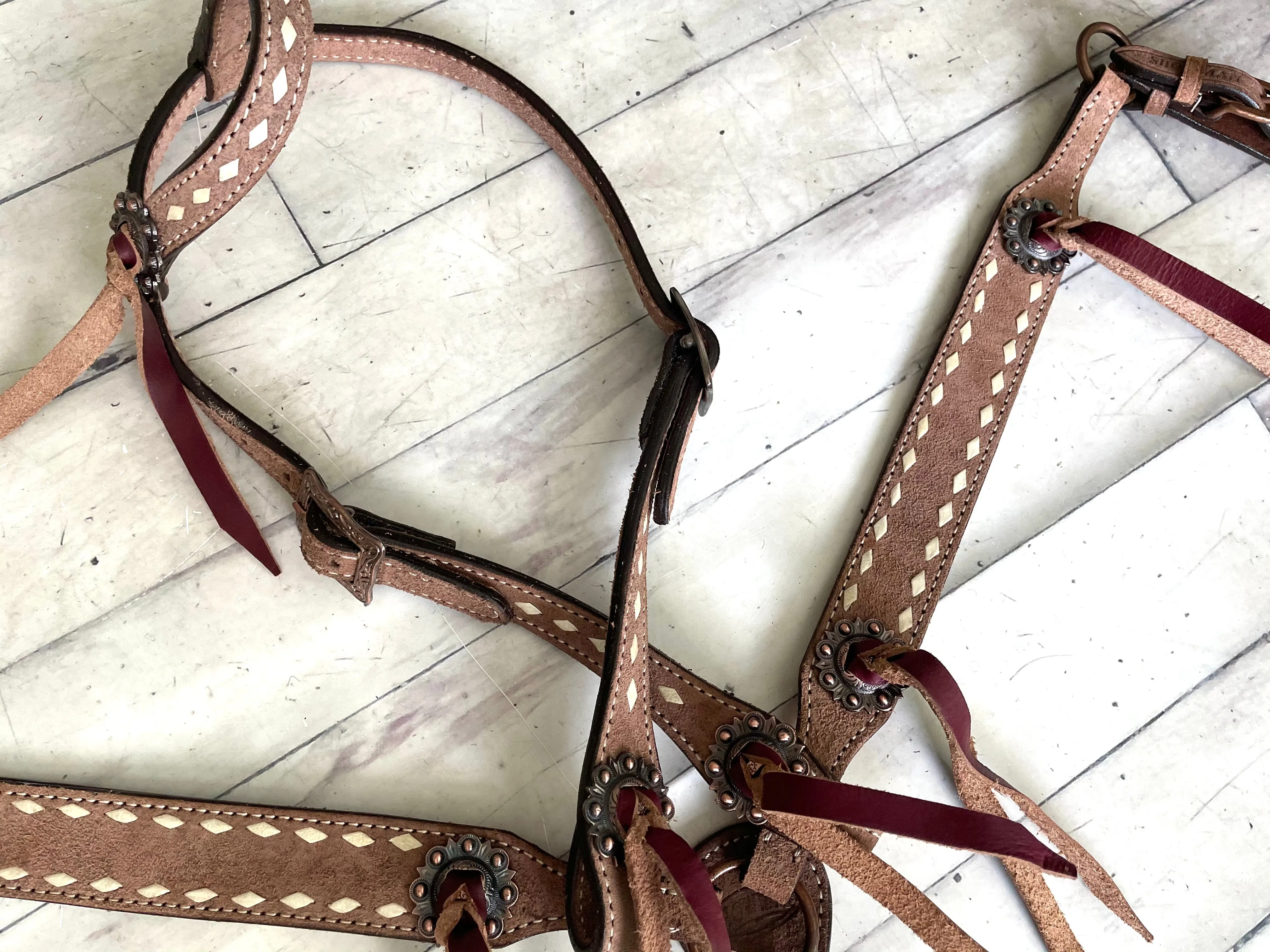 Light Roughout White Buckstitch Leather Tassel Tack Set