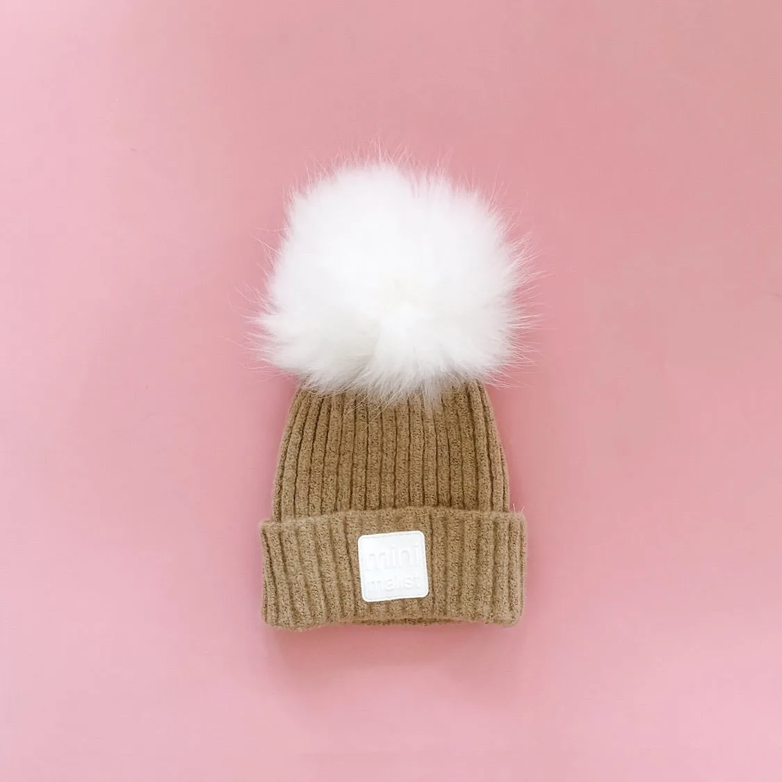 “minimalist” hat with pompom