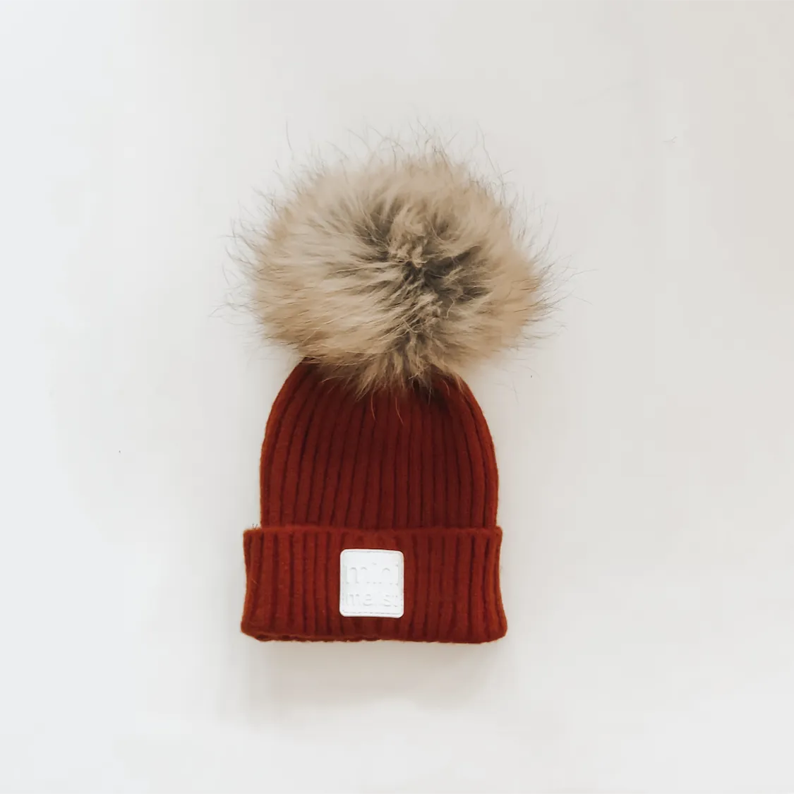 “minimalist” hat with pompom