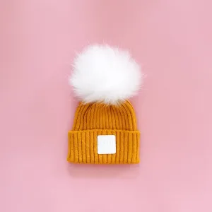 “minimalist” hat with pompom