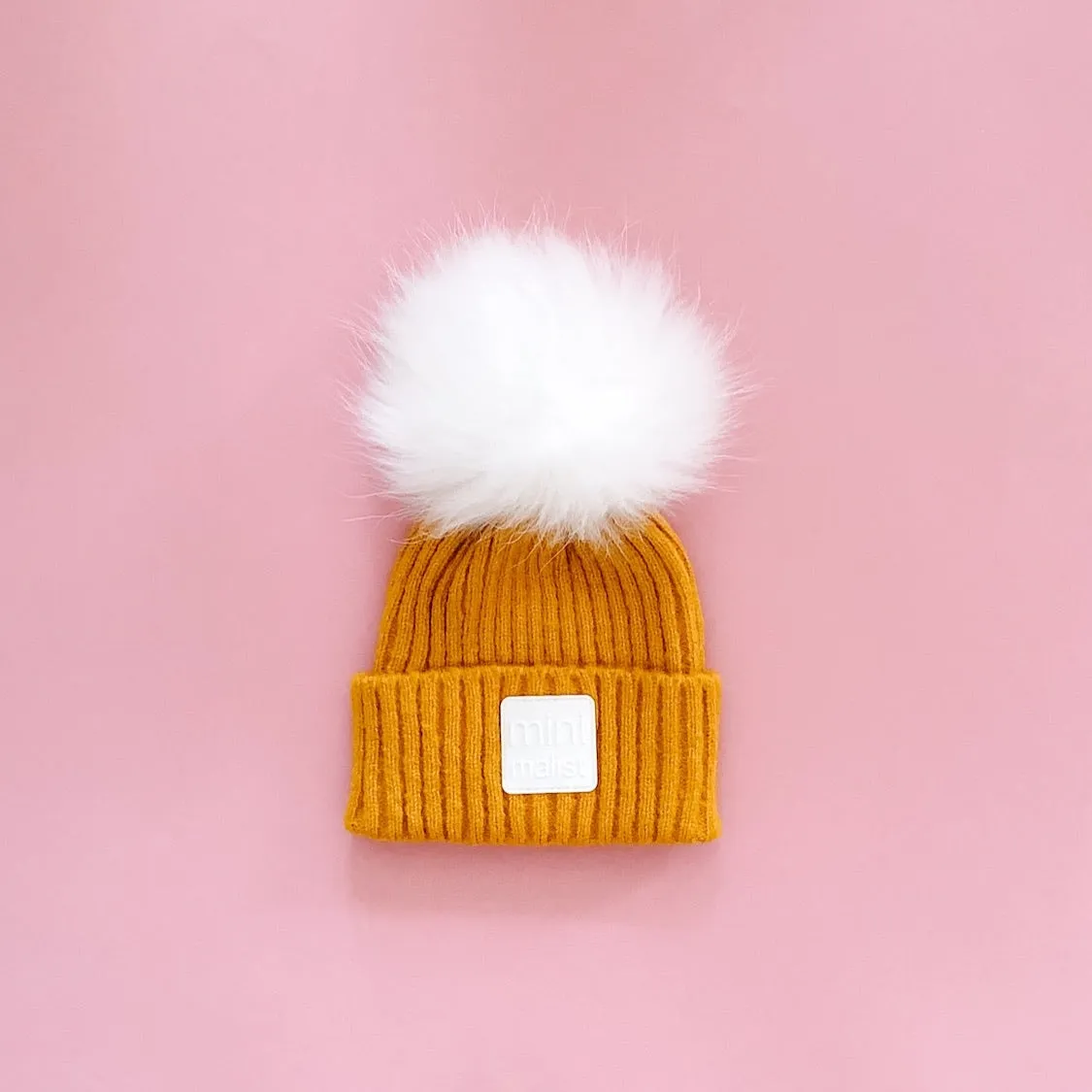 “minimalist” hat with pompom