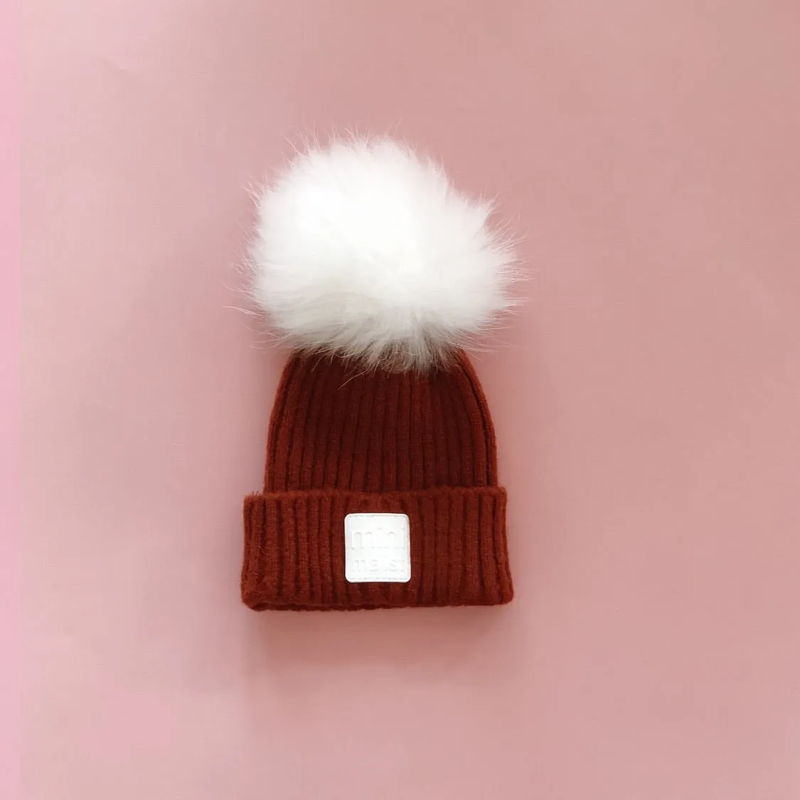 “minimalist” hat with pompom