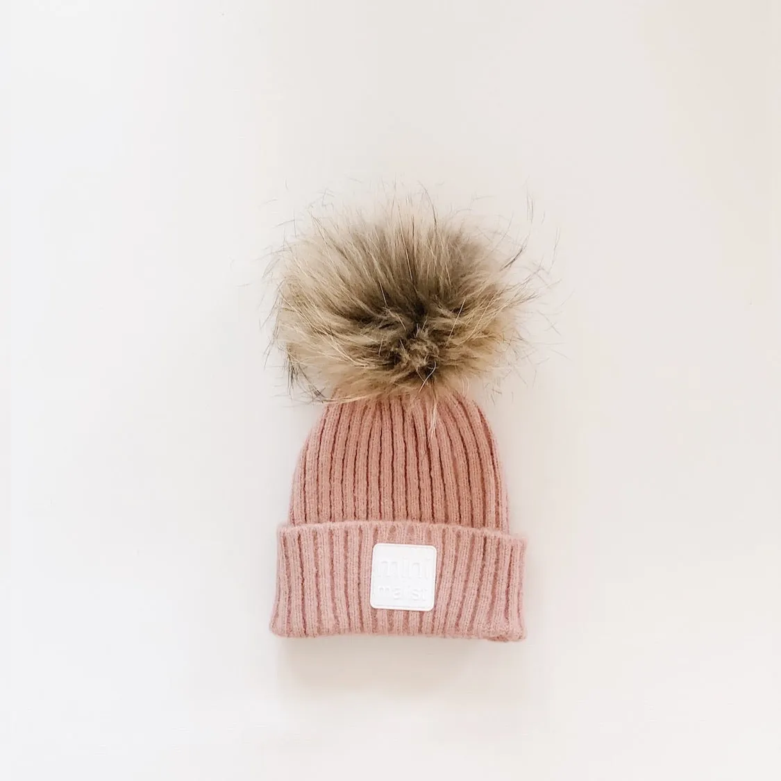 “minimalist” hat with pompom