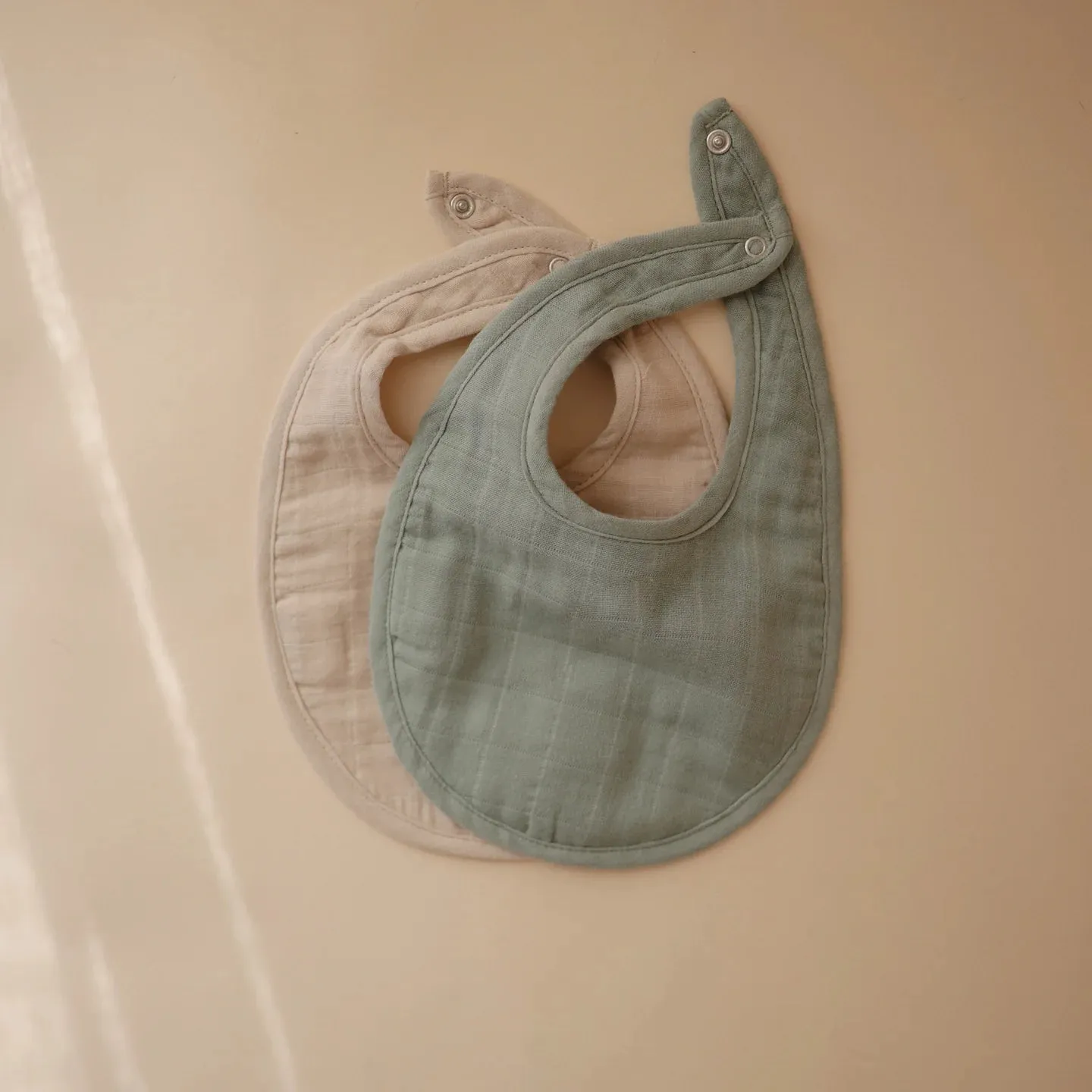 Muslin Bib 2-Pack (Roman Green/Fog)