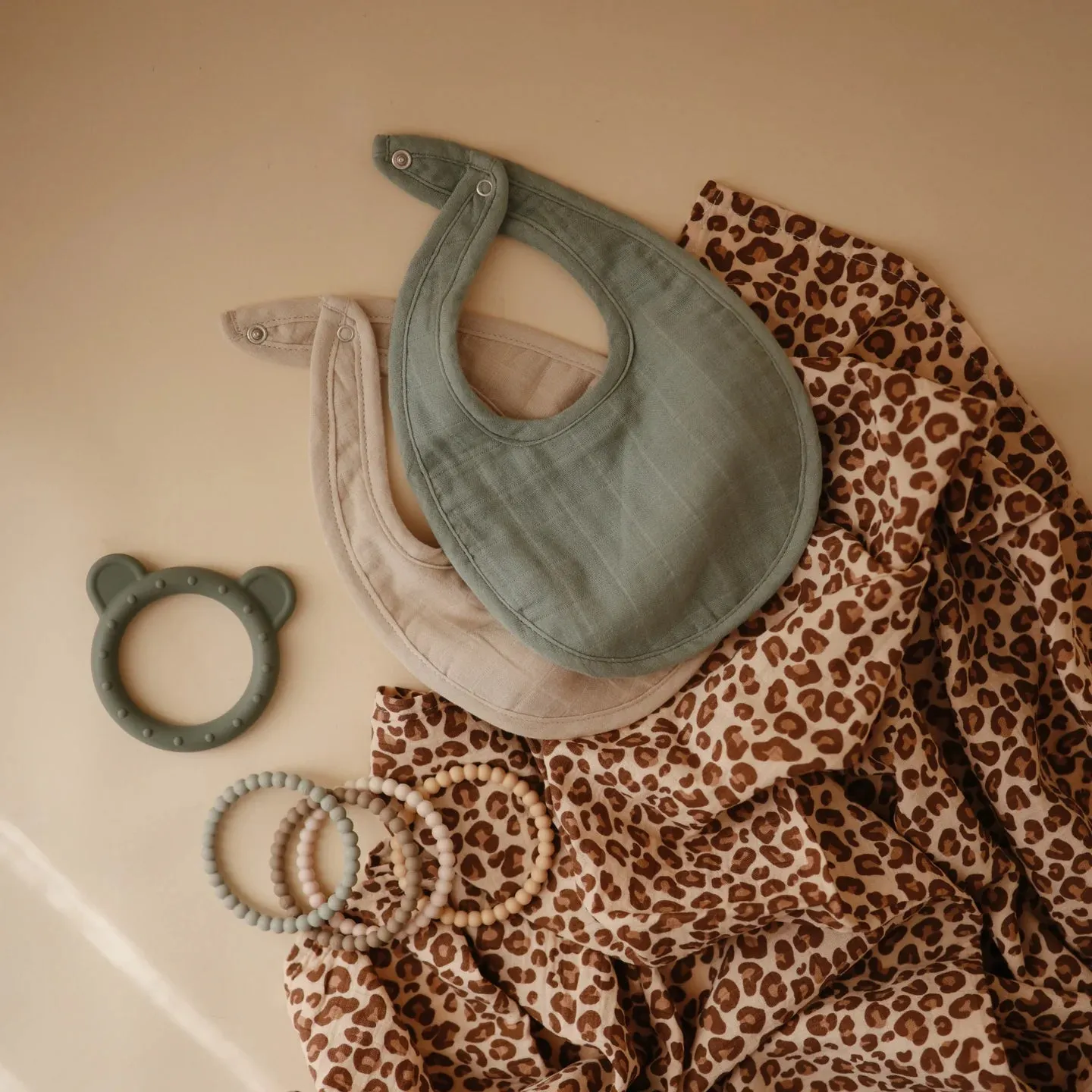 Muslin Bib 2-Pack (Roman Green/Fog)