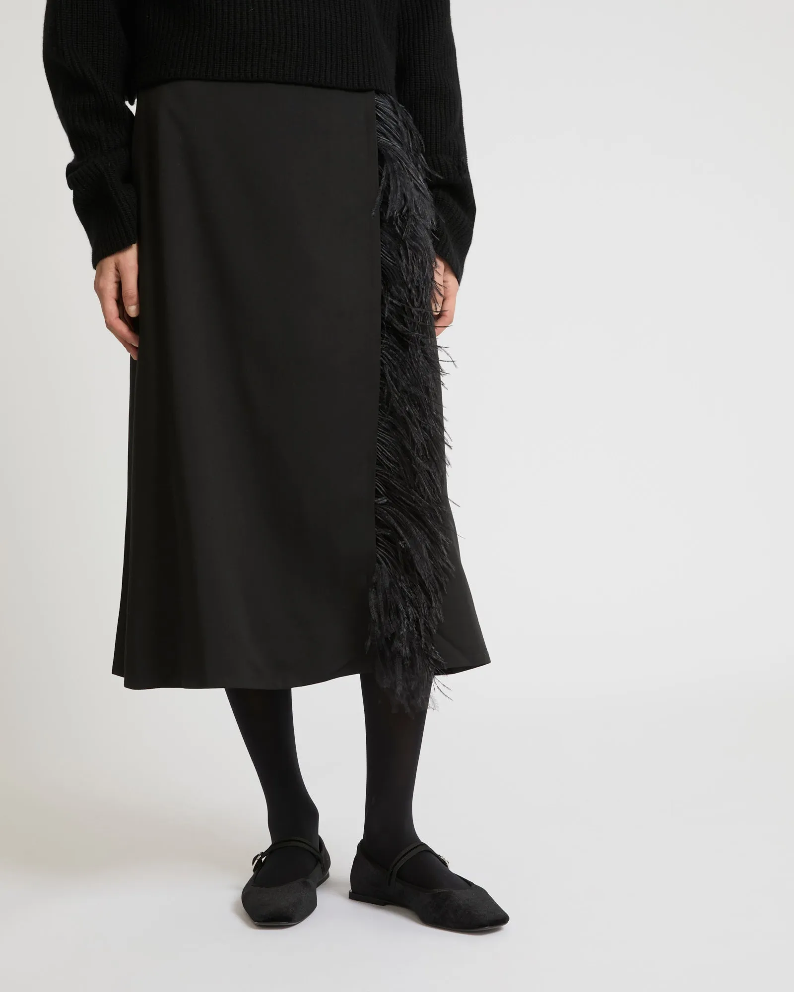 Skirt in viscose satin and feathers